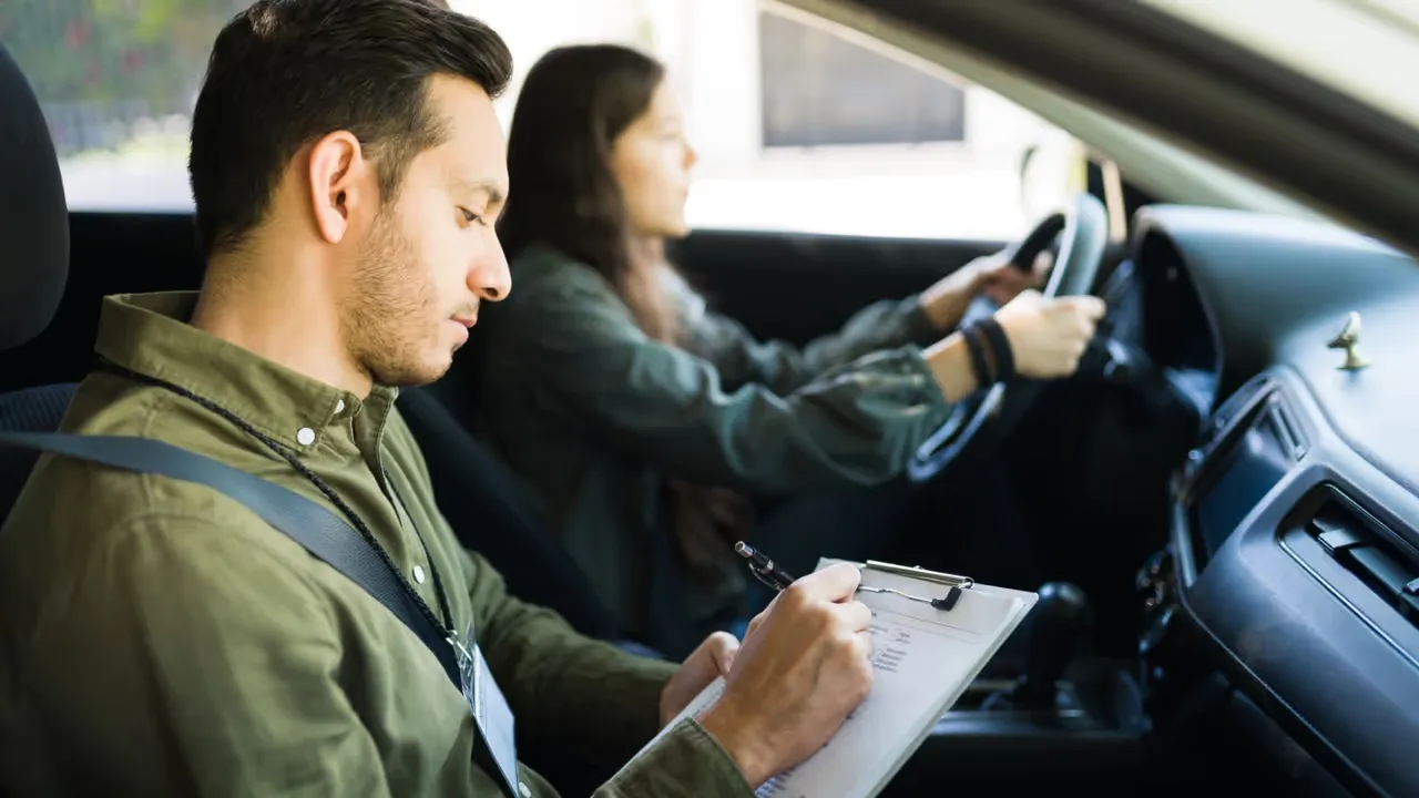 Frihet på fyra hjul – så tar du körkortet